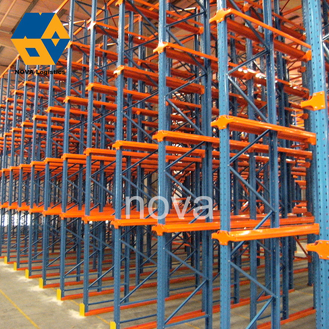 Dirección de servicio pesado de almacén en el almacén de colchonetas de Nova Logistics