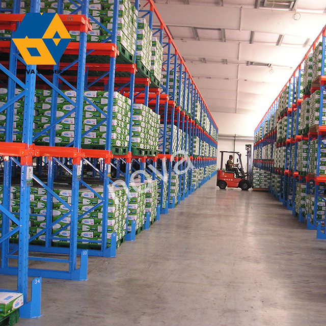 Dirección de servicio pesado de almacén en el almacén de colchonetas de Nova Logistics